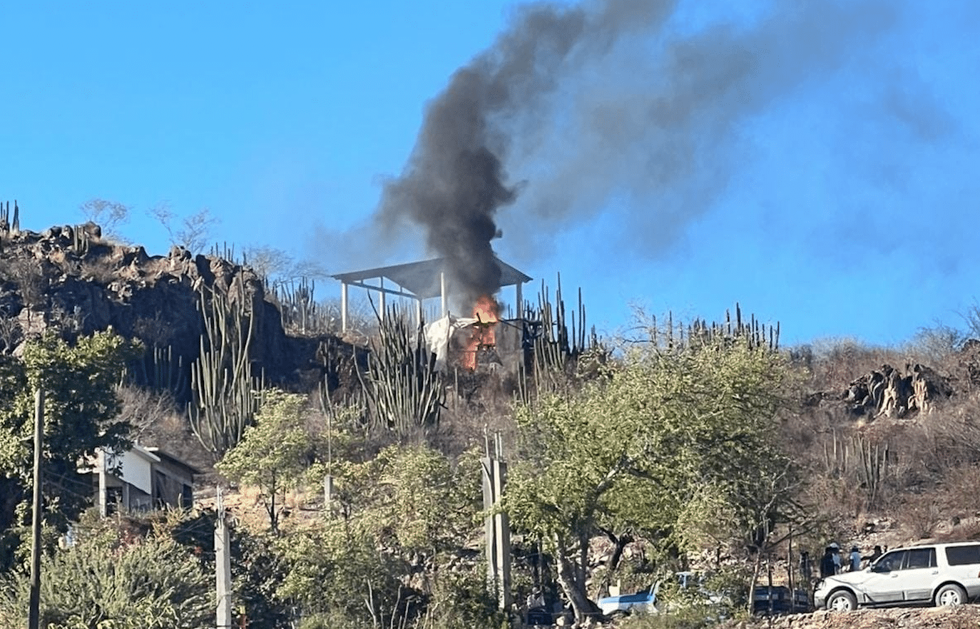 La vivienda fue consumida por las llamas debido al material con el que estaba construida