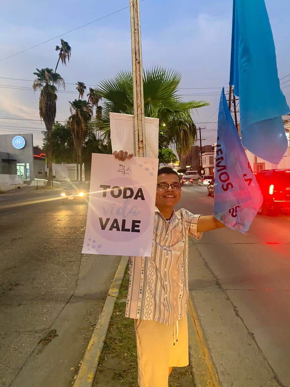 Jóvenes activistas invitan a defender la vida desde el momento de la concepción hasta la muerte natural, participando en el “Claxon por la vida”