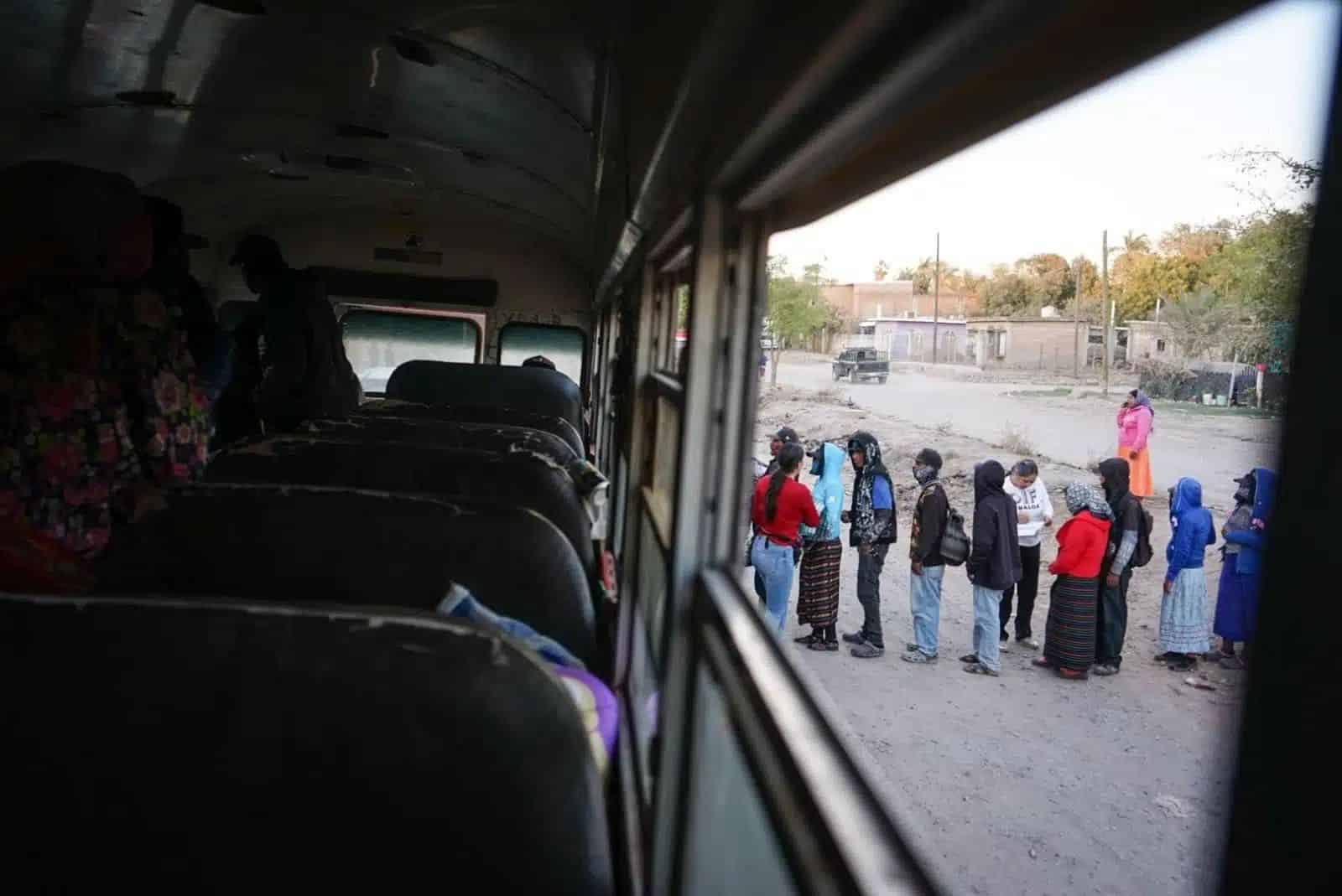 Jornaleros agrícolas subiendo a transporte