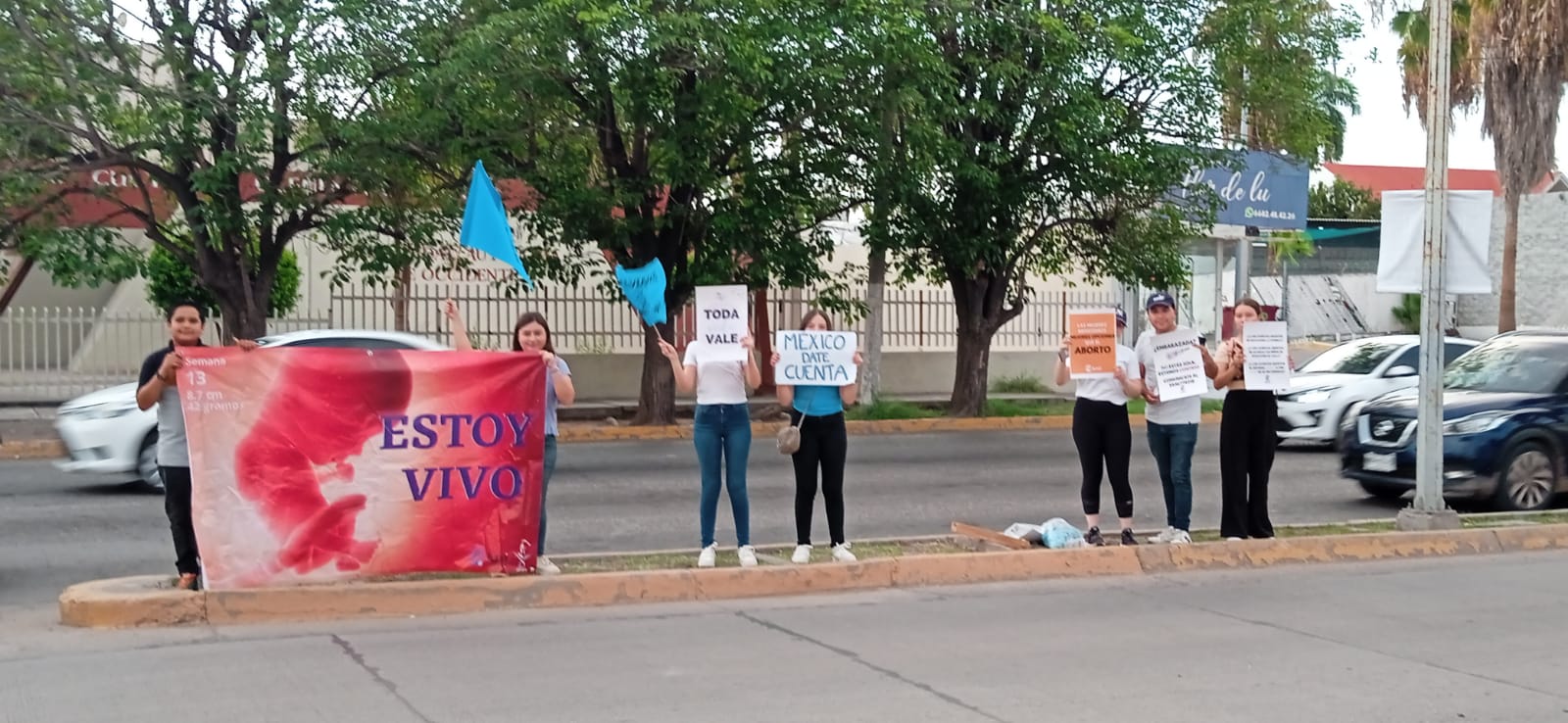 jóvenes activistas invitan a defender la vida desde el momento de la concepción hasta la muerte natural, participando en el “Claxon por la vida”