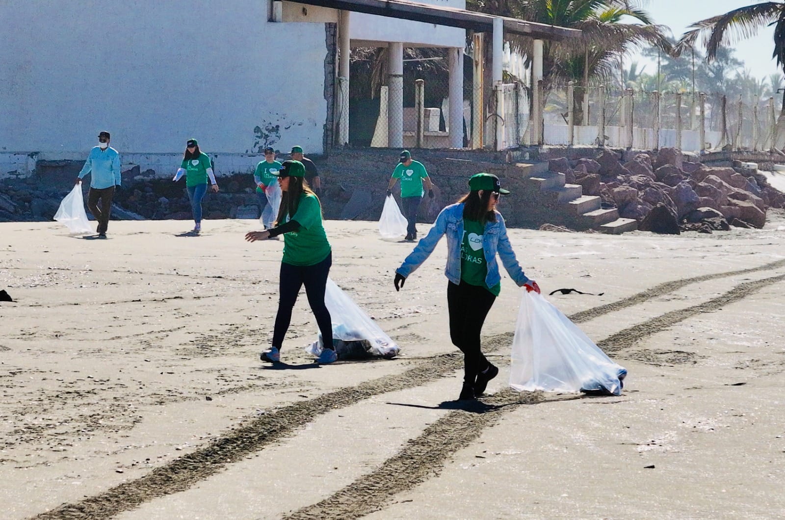 Campaña de limpieza en playa Las Glorias, Guasave./ Foto: Jonatan Espinoza