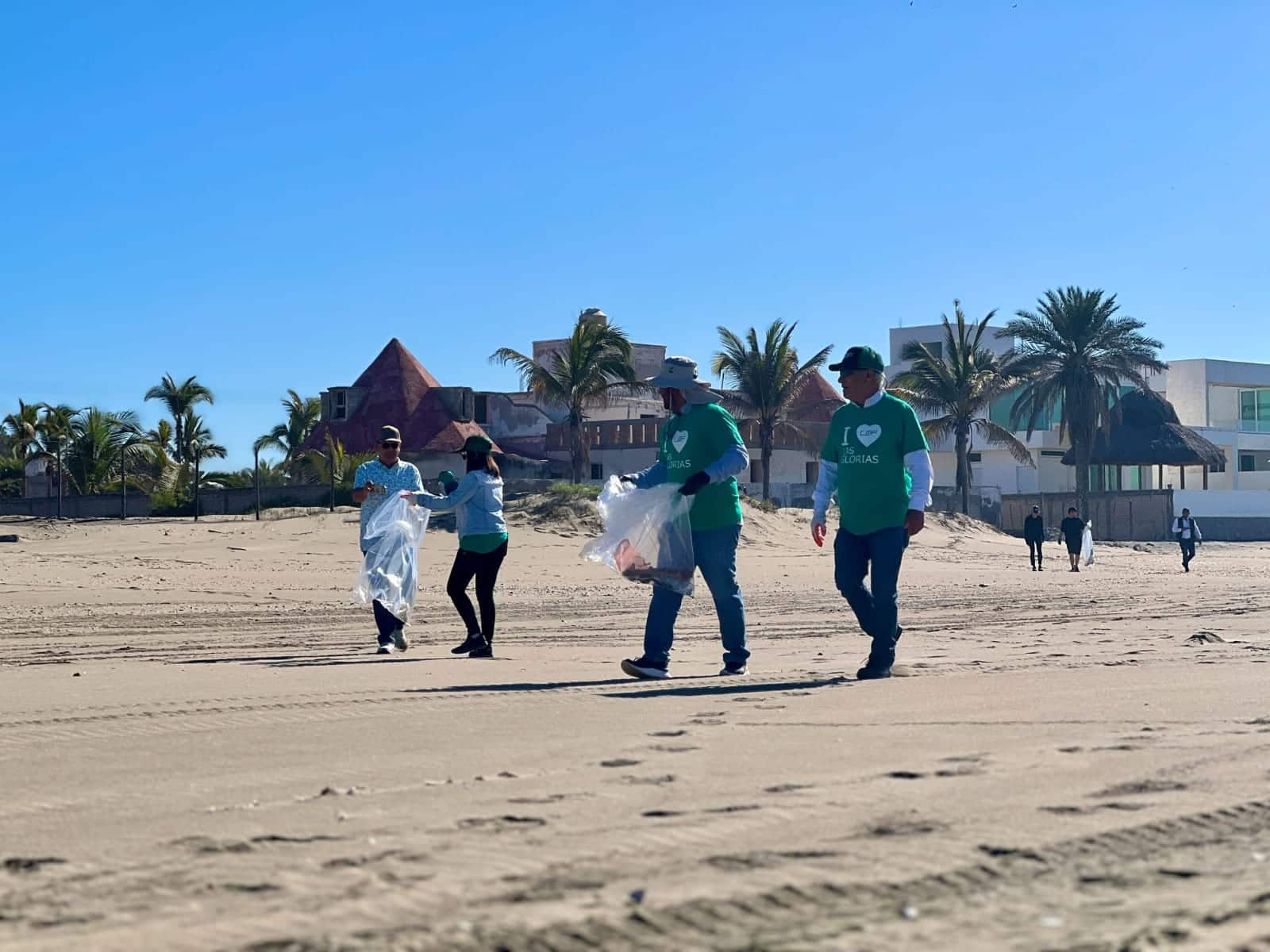 Campaña de limpieza en playa Las Glorias, Guasave./ Foto: Jonatan Espinoza