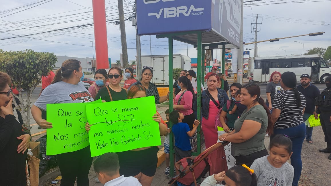 Madres de familia bloquean carretera internacional México 15.