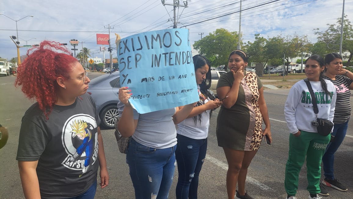 Madres de familia bloquean carretera internacional México 15.