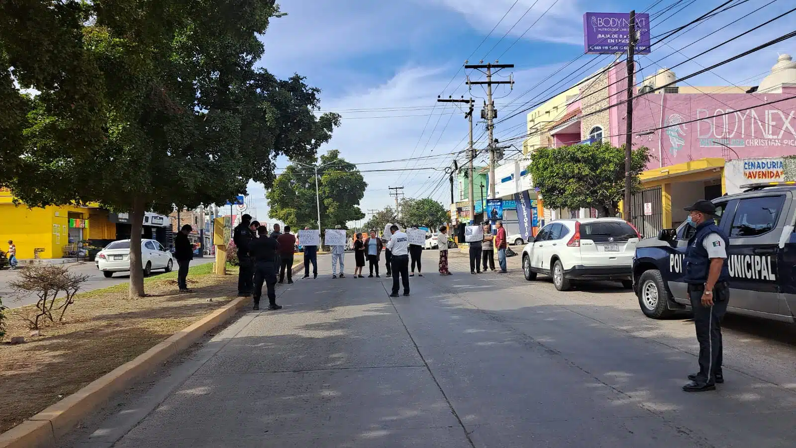 Vecinos bloquean calle