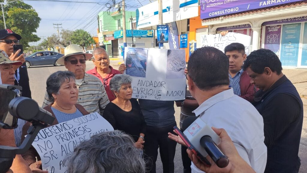 Vecinos bloquean calle