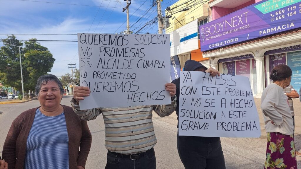 Vecinos bloquean calle