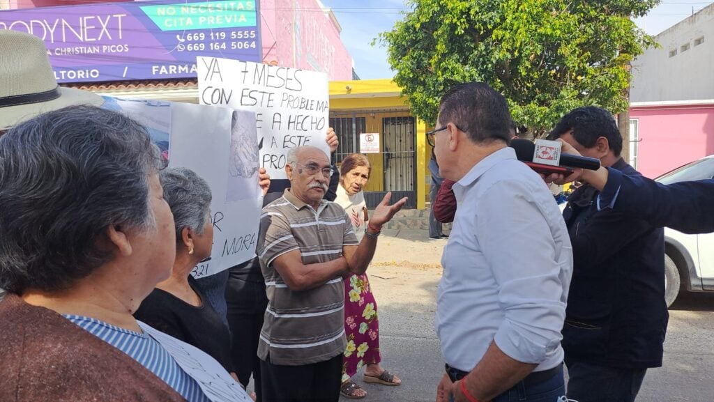 Vecinos bloquean calle