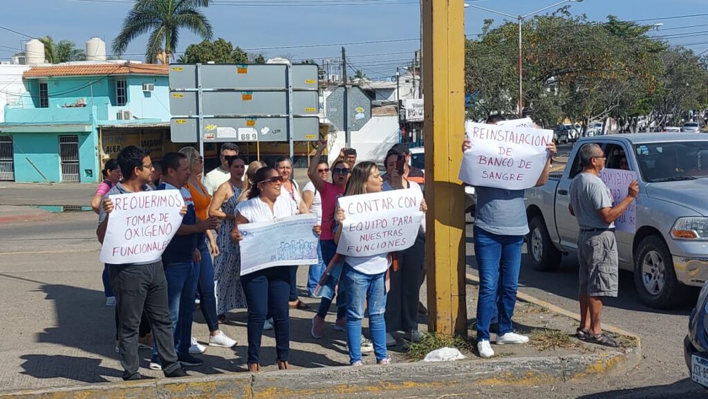 Trabajadores del lssste Mazatlán con carteles