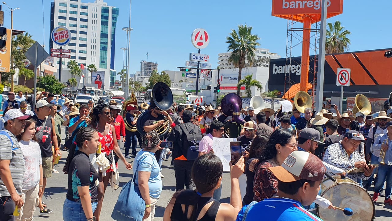 Personas y bandas en el malecón de Mazatlán