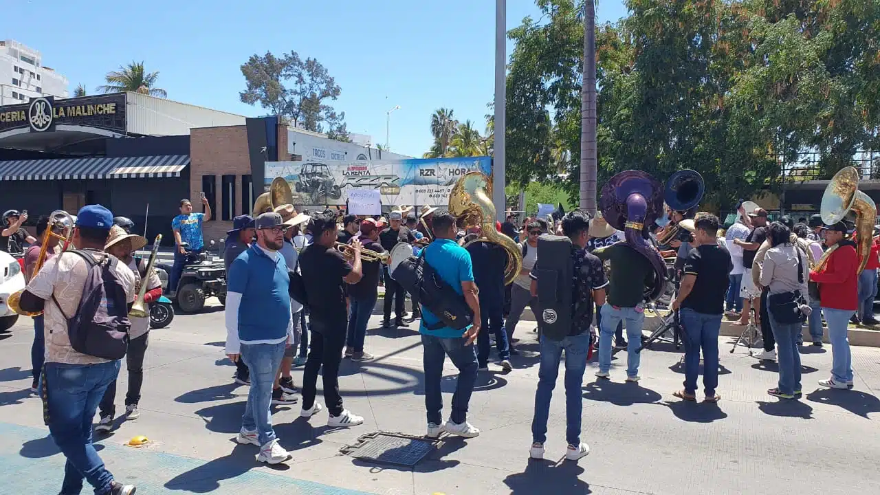Banda tocando en manifestación en Mazatlán
