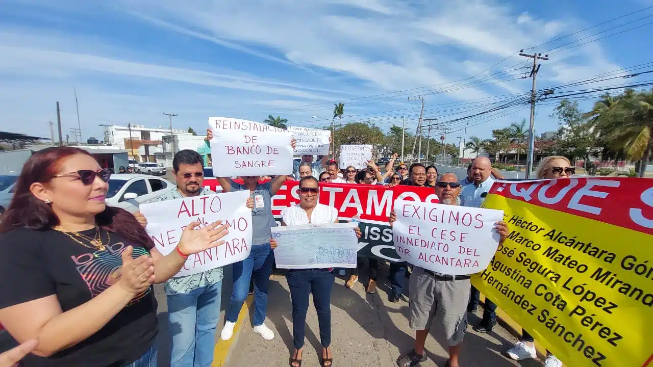 Trabajadores del lssste Mazatlán con carteles