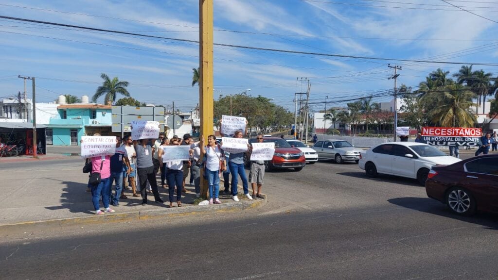 manifestantes con carteles