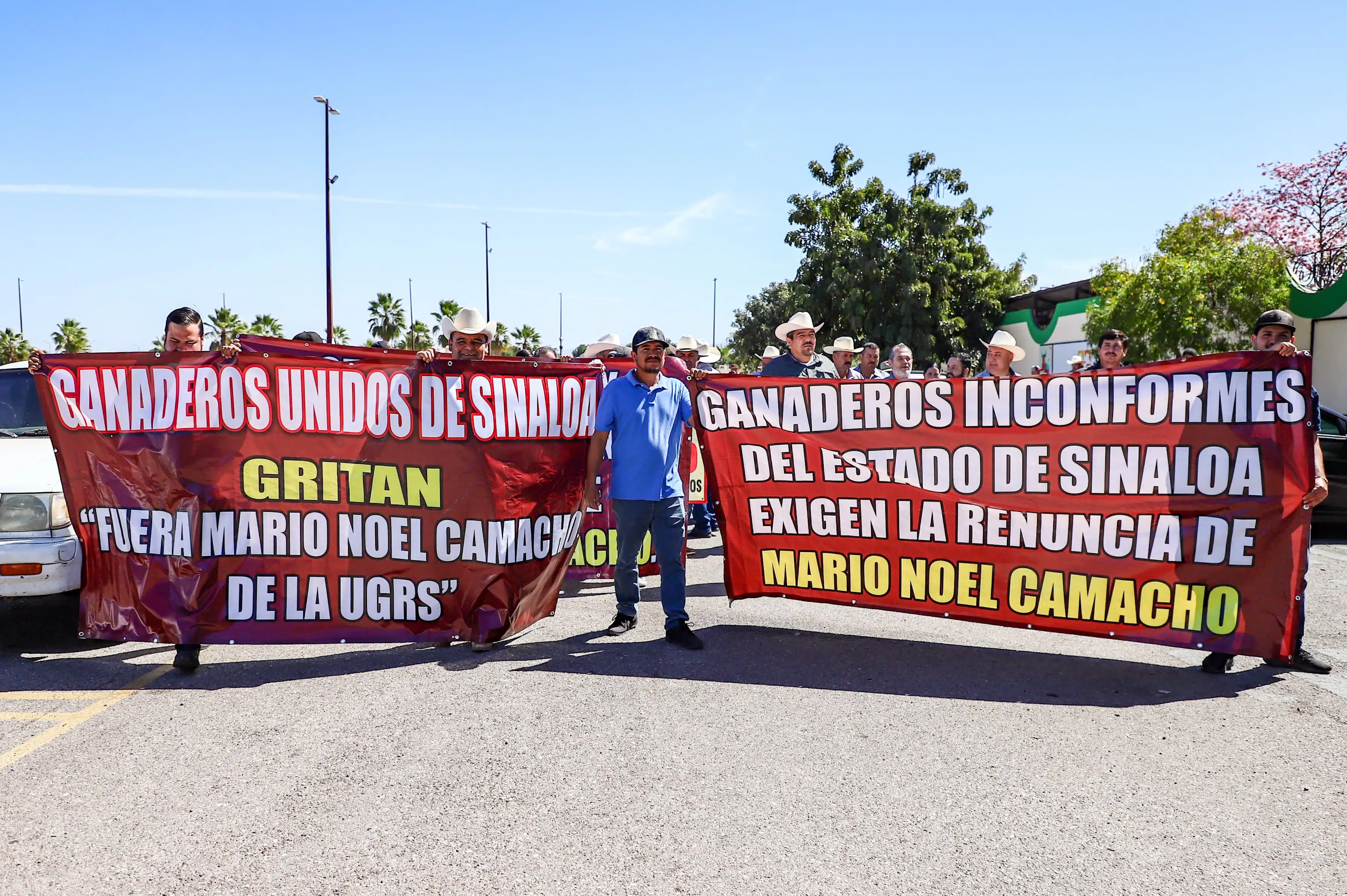 Ganaderos se manifiestan afuera de las instalaciones de la Unión Ganadera Regional de Sinaloa, exigen la renuncia del presidente Mario Noel Camacho.