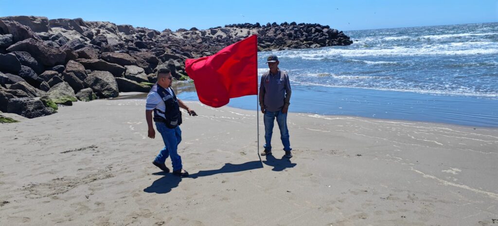 colocación de bandera roja por fenómeno de mar de fondo en playa