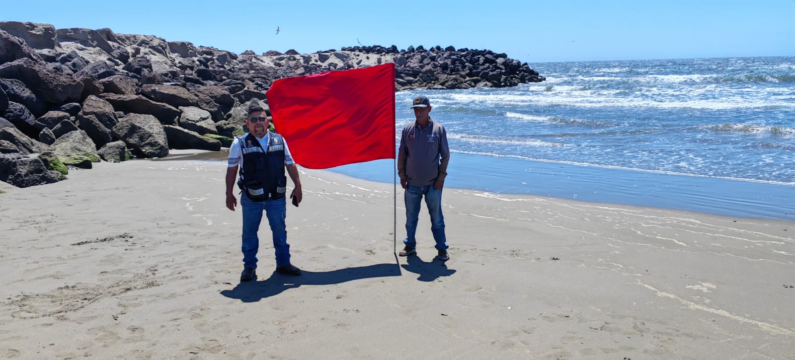 colocación de bandera roja por fenómeno de mar de fondo en playa