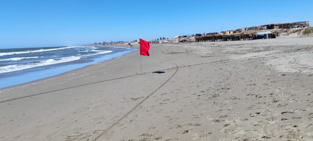 colocación de bandera roja por fenómeno de mar de fondo en playa