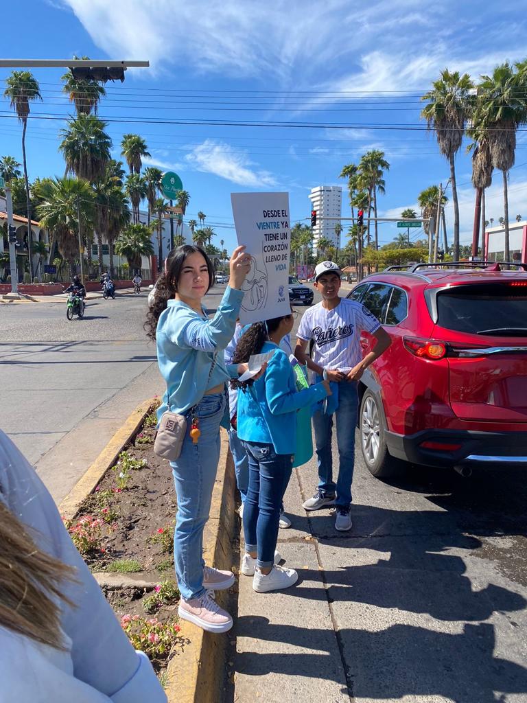 Jóvenes activistas invitan a defender la vida desde el momento de la concepción hasta la muerte natural, participando en el “Claxon por la vida”