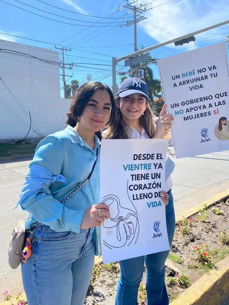 Jóvenes activistas invitan a defender la vida desde el momento de la concepción hasta la muerte natural, participando en el “Claxon por la vida”