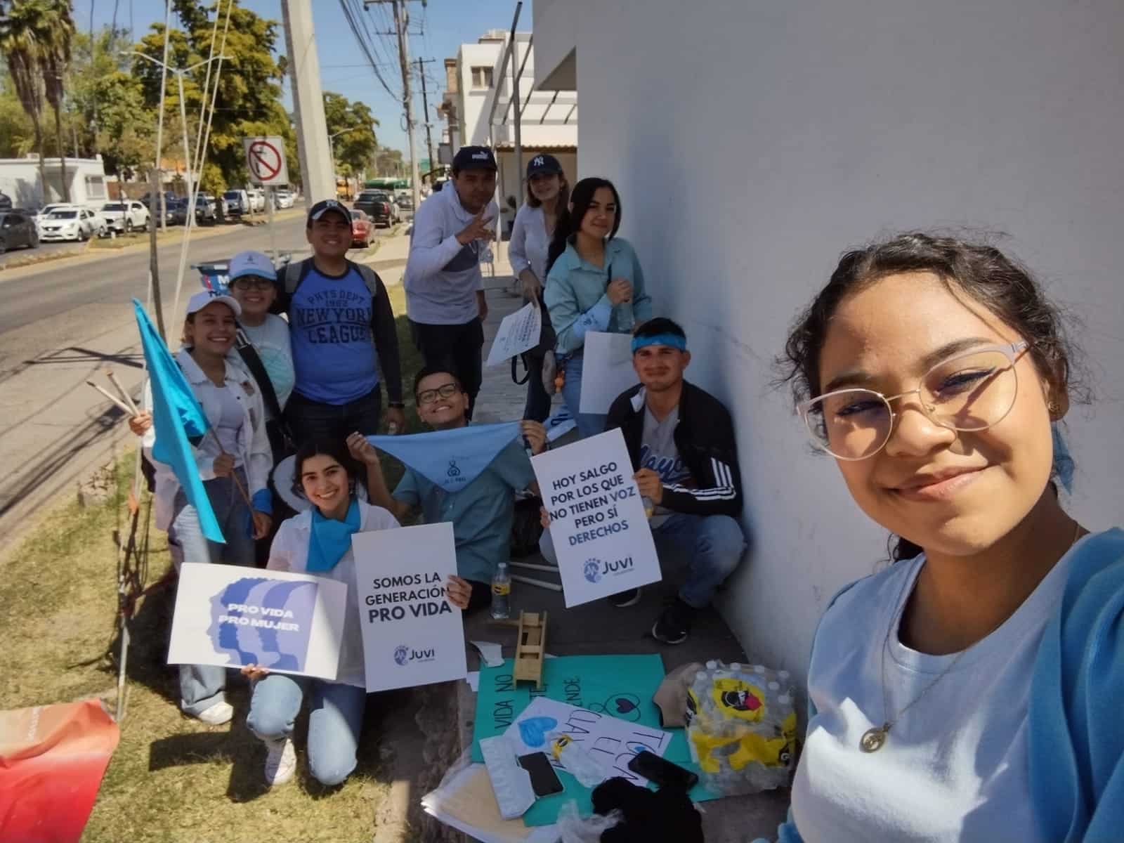 Jóvenes activistas invitan a defender la vida desde el momento de la concepción hasta la muerte natural, participando en el “Claxon por la vida”