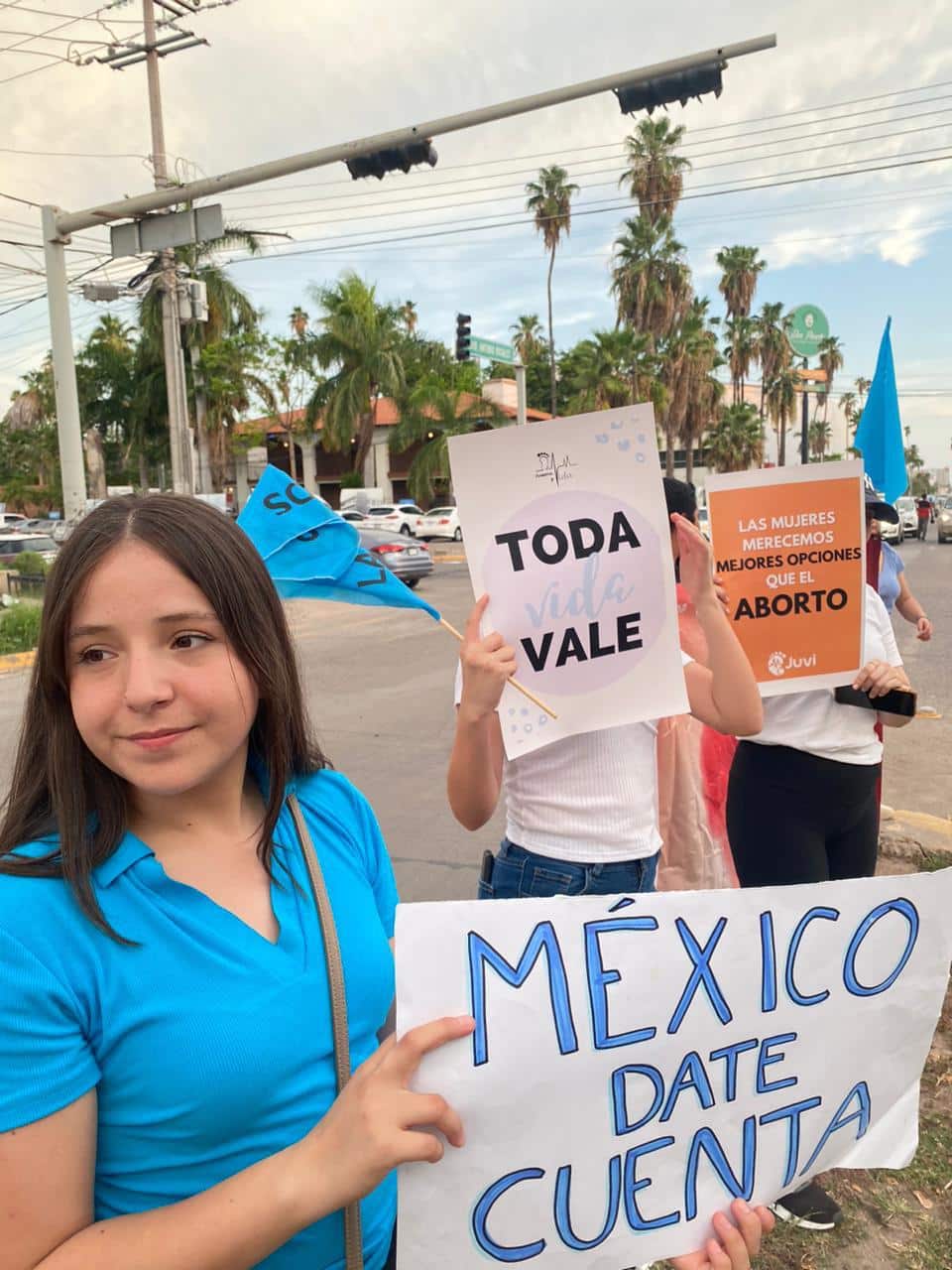 Jóvenes activistas invitan a defender la vida desde el momento de la concepción hasta la muerte natural, participando en el “Claxon por la vida”