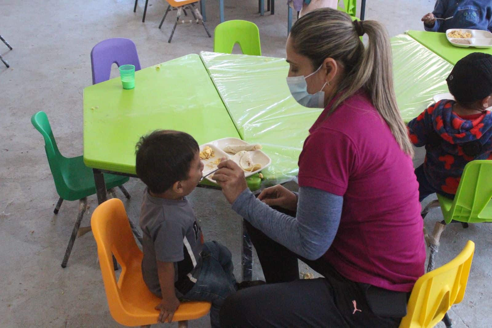 Hijos de jornaleros en el Centro de Atención Integral (CAI) instalada en Ruiz Cortines./ Foto: Alma Camacho