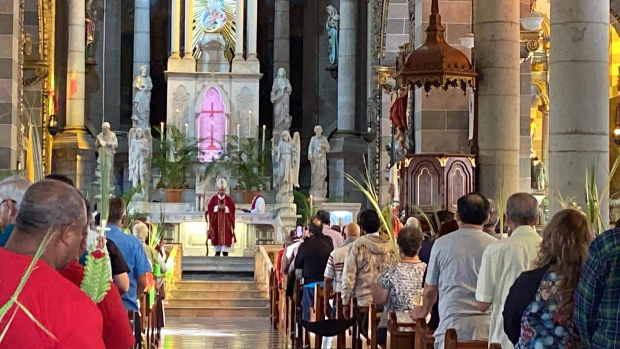 Misa en iglesia de Mazatlán
