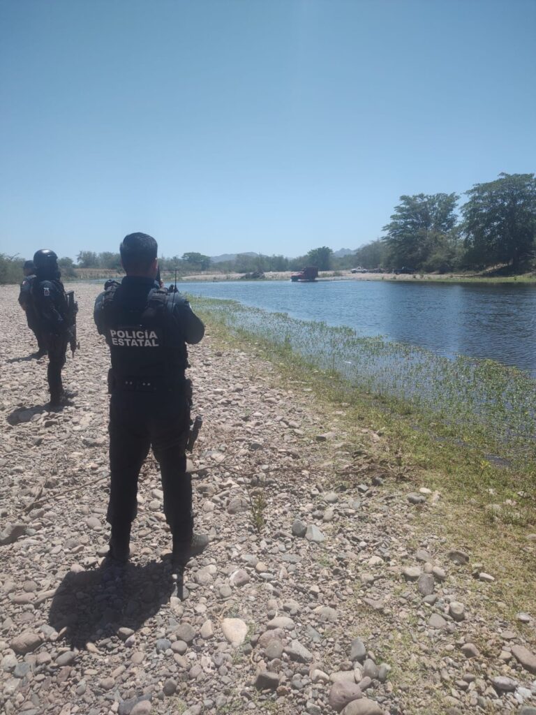 Policías municipales en operativo en rio Presidio