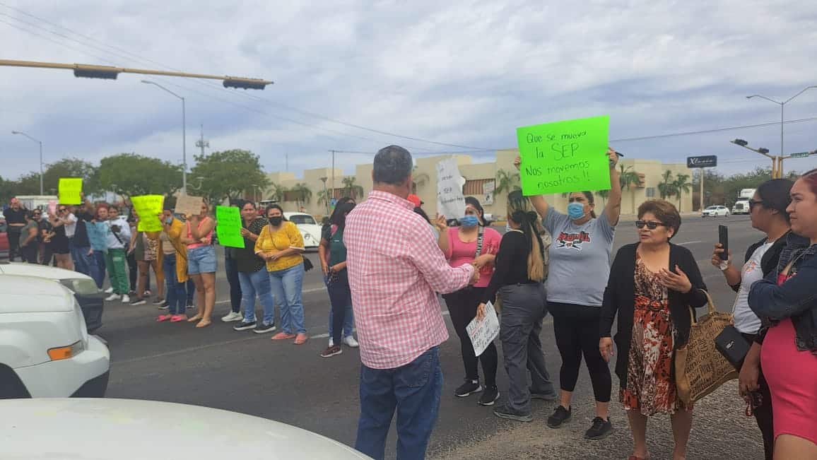 Madres de familia bloquean carretera internacional México 15.