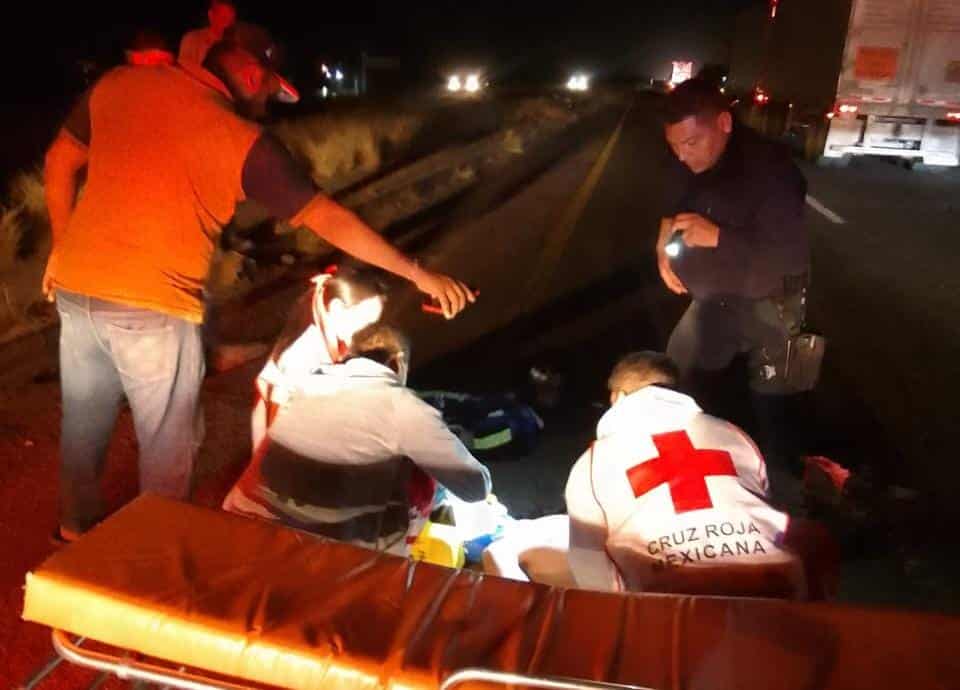 Paramédicos atendiendo a lesionado