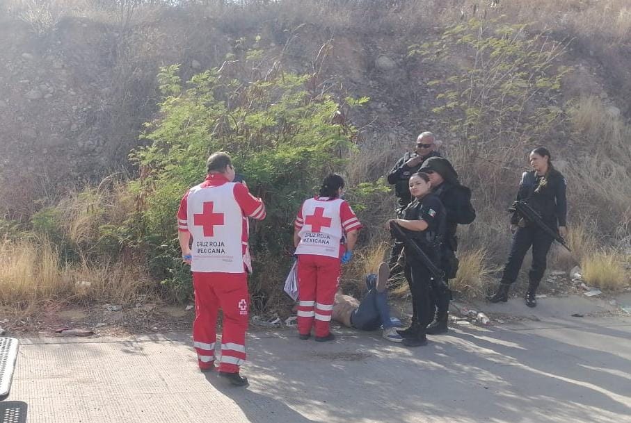 Policía y paramédicos tras en el sitio donde un hombre sufrió golpes