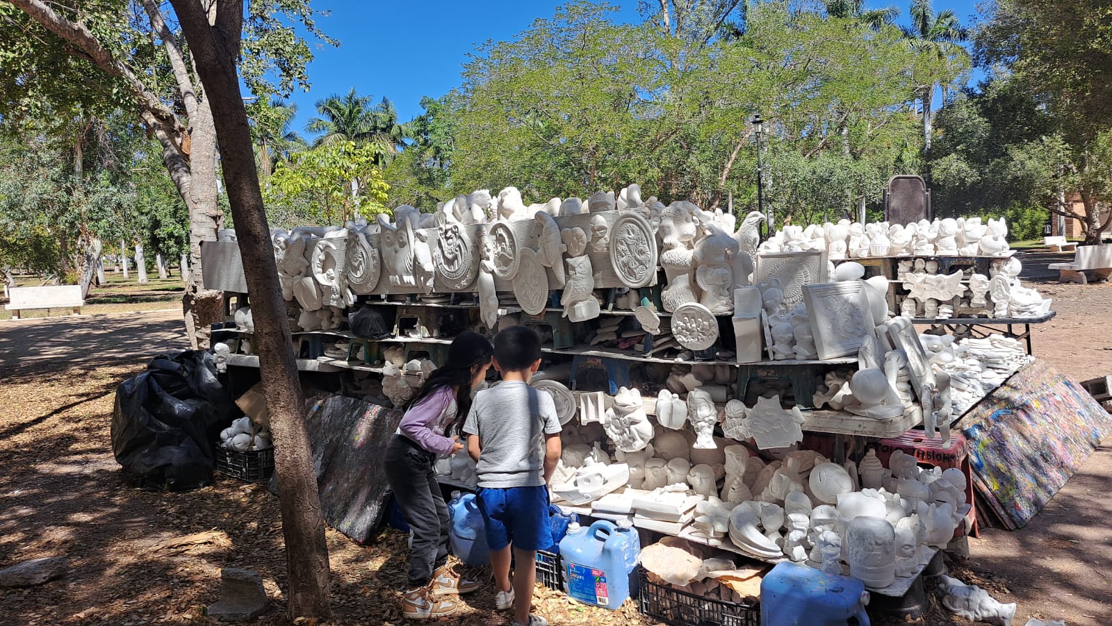 Niños eligiendo figura de yeso para pintar