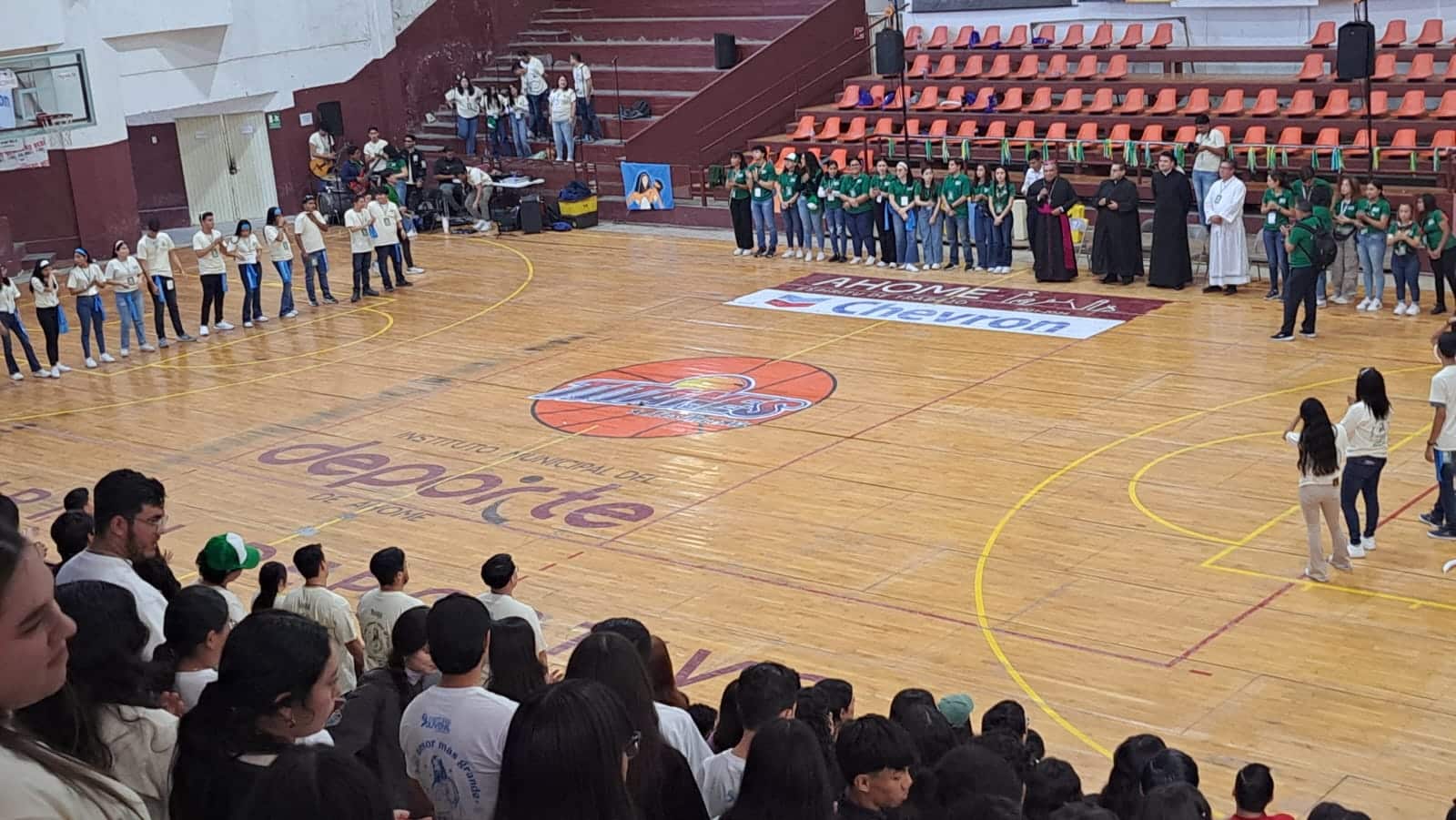 Jovenes asistentes a la Pascua Juvenil 2024 en el auditorio Benito Juárez de la ciudad deportiva Aurelio Rodríguez en la Ciudad de Los Mochis.