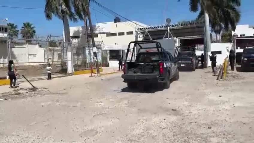 Policía Estatal en el centro Penitenciario de Aguaruto.