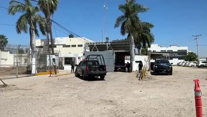 Policía Estatal en el centro Penitenciario de Aguaruto.