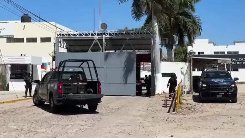 Policía Estatal en el centro Penitenciario de Aguaruto.
