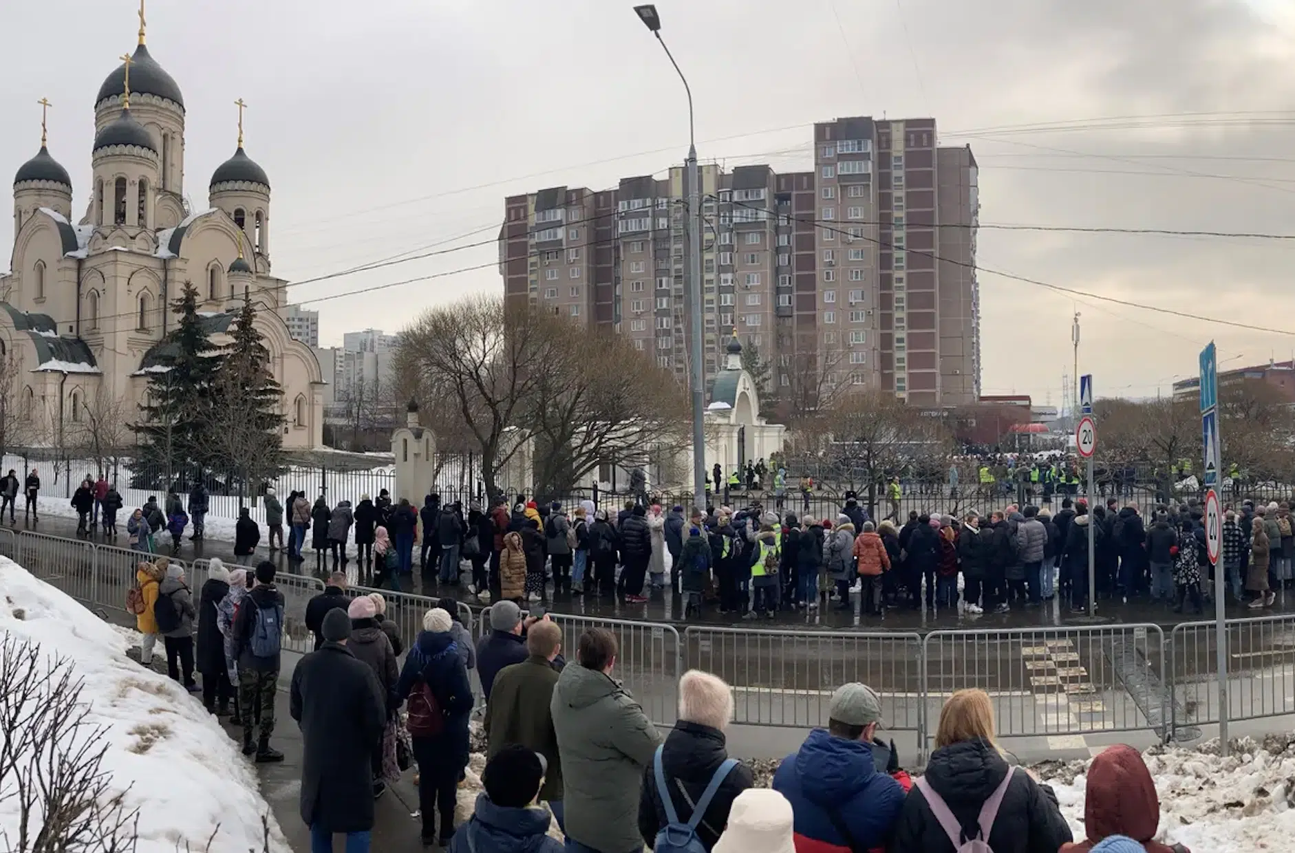 Cientos de personas se reúnen para el funeral de Alexei Navalny