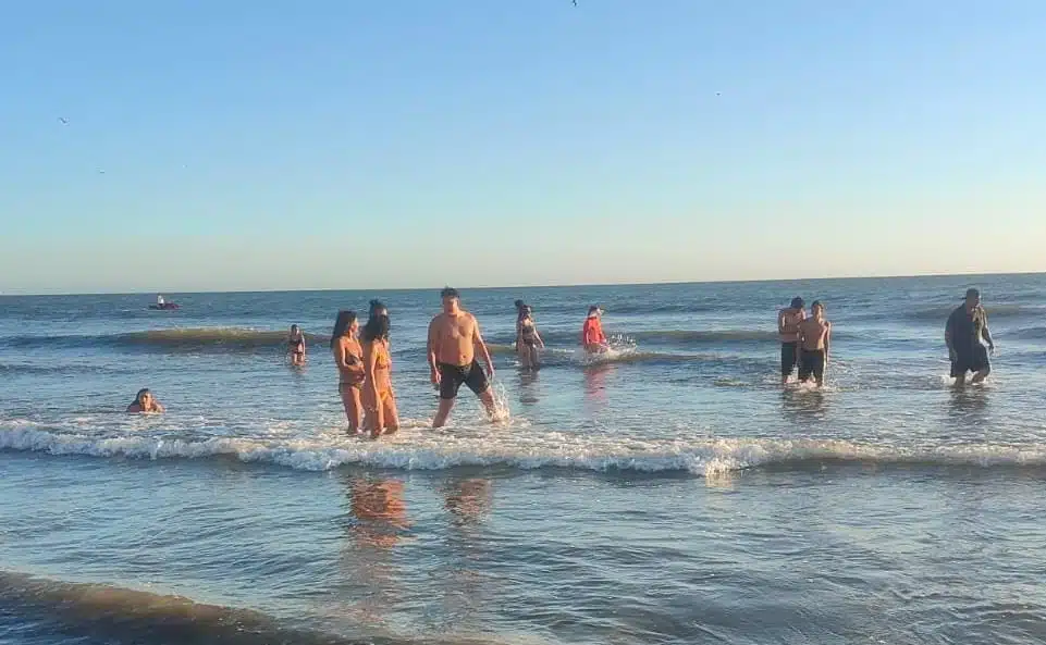 Bañistas en playa de Mazatlán