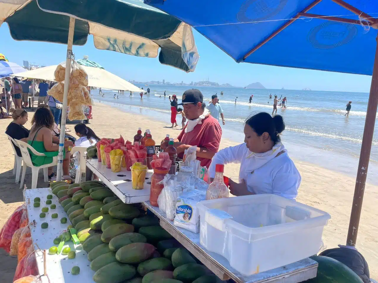 Personas en comercios de playa en Mazatlán