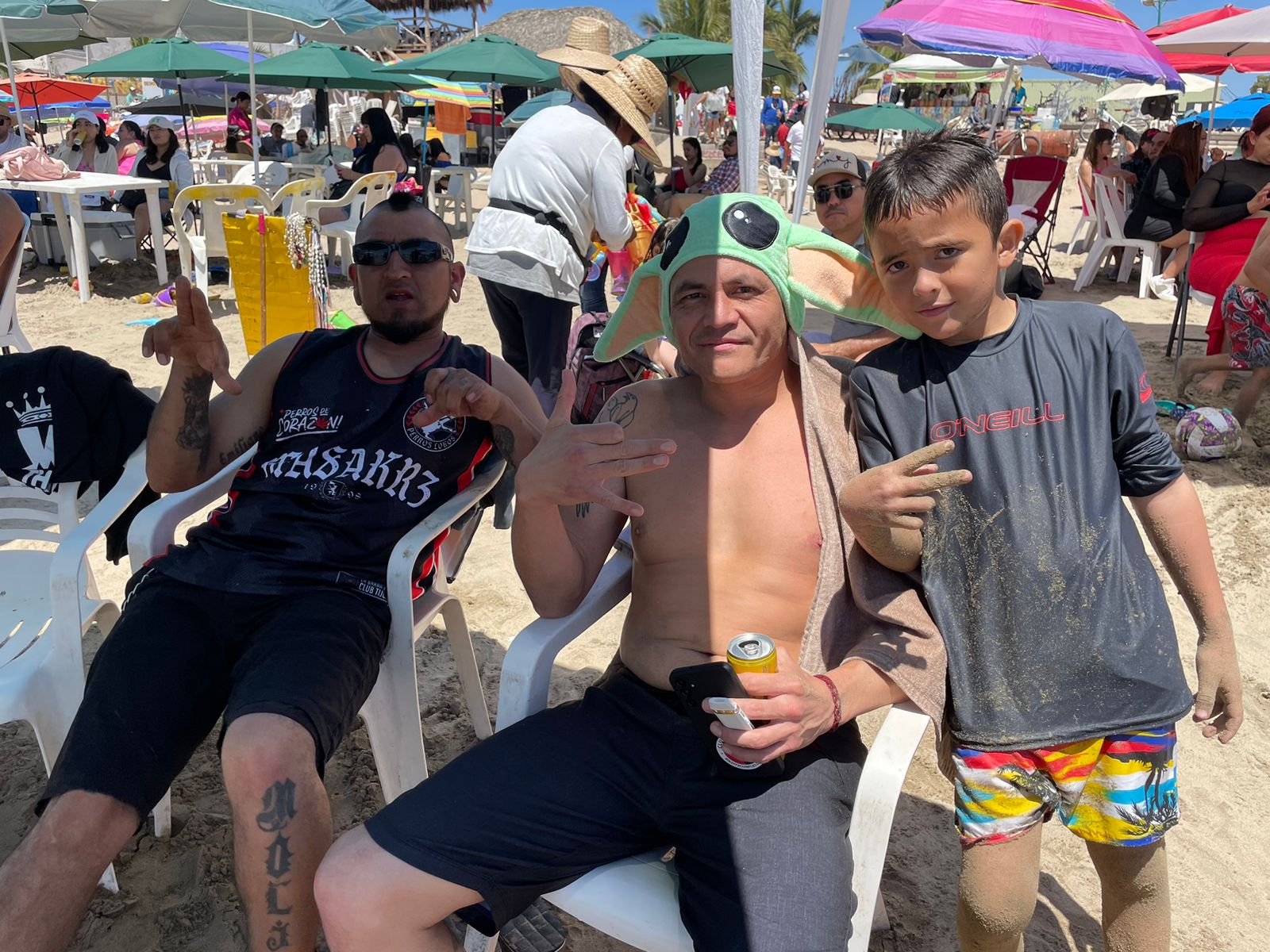 Vacacionistas en playa de Mazatlán
