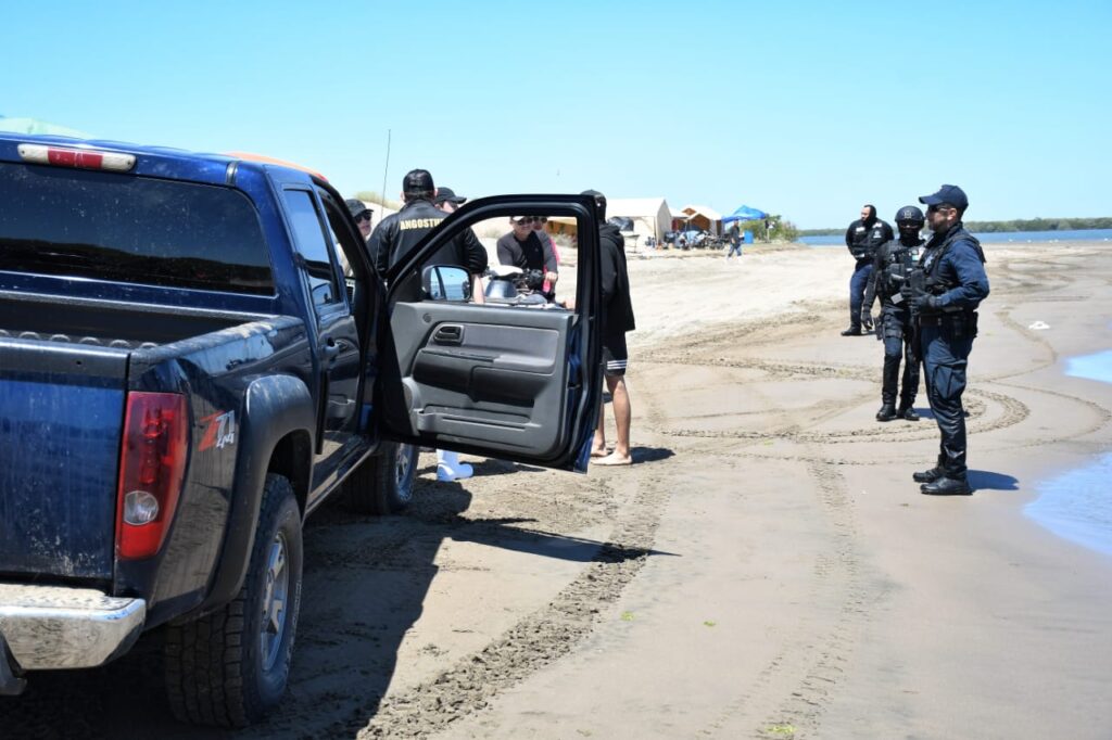 Protección Civil y policías en playa
