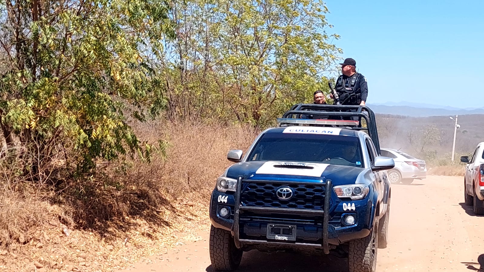 Patrulla de la Policía Municipal en camino de terraceria