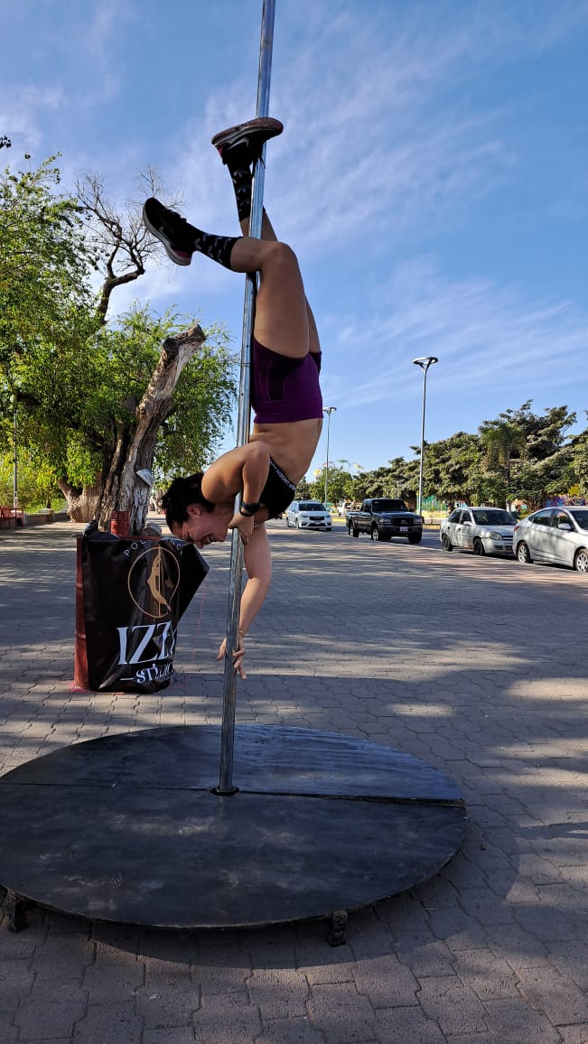 Isabel Vidovich, instructora de pool dance, practicando.