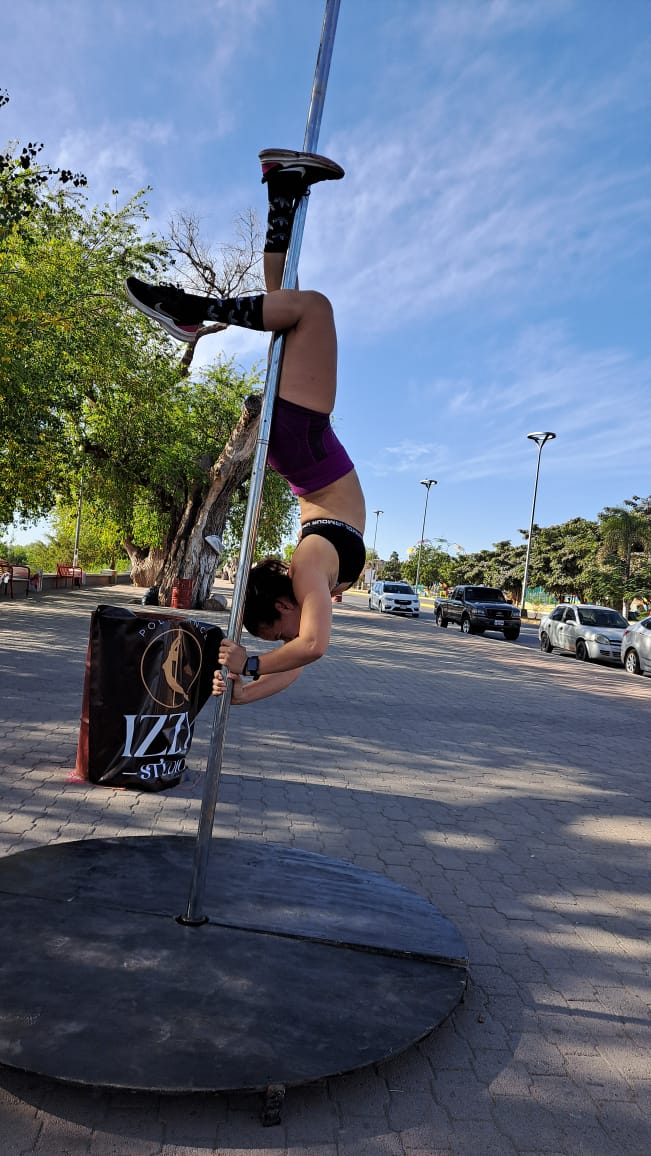 Isabel Vidovich, instructora de pool dance, practicando.