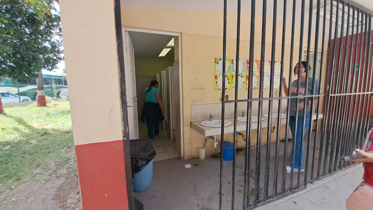 Baños de la Escuela primaria “Manuel Ávila Camacho”