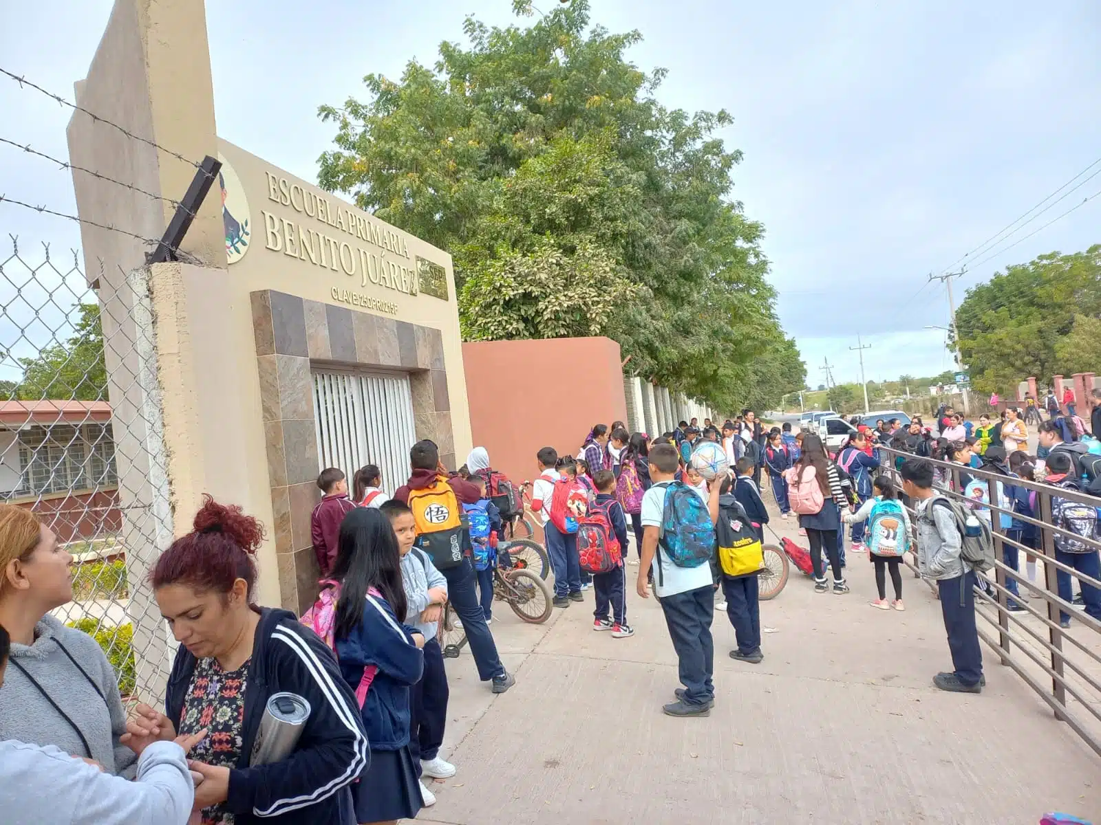 Padres de familia mantienen toma de escuela en Portugués de Gálvez, Guasave
