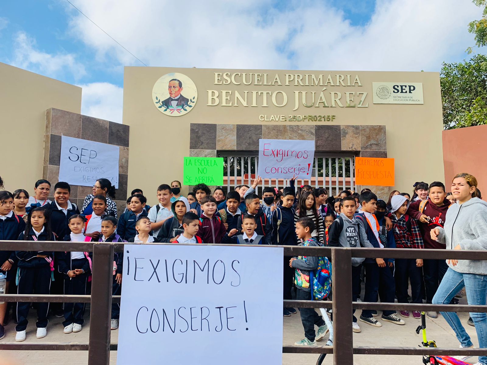 Padres de familia mantienen toma de escuela en Portugués de Gálvez, Guasave