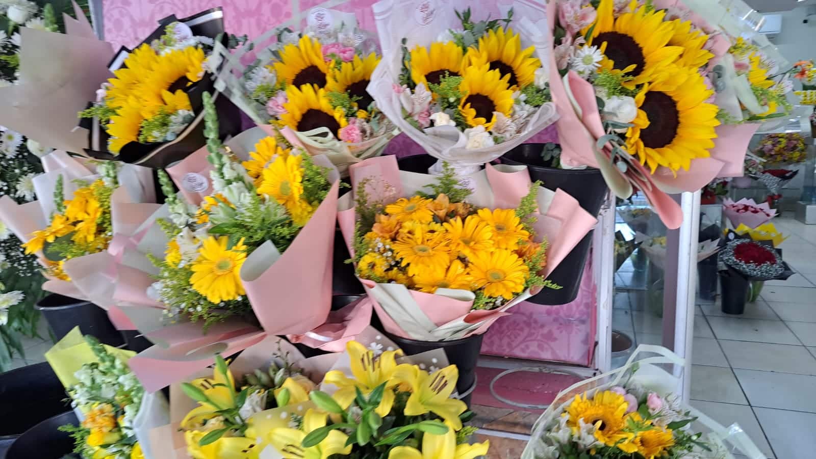 Ramos de Girasoles y rosas amarillas