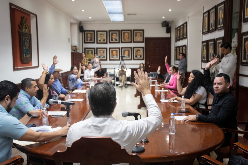 Rinden protesta tres regidores suplentes en Culiacán