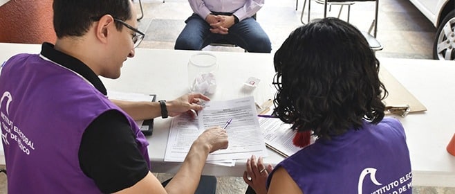 Trabajadores del INE con documentos